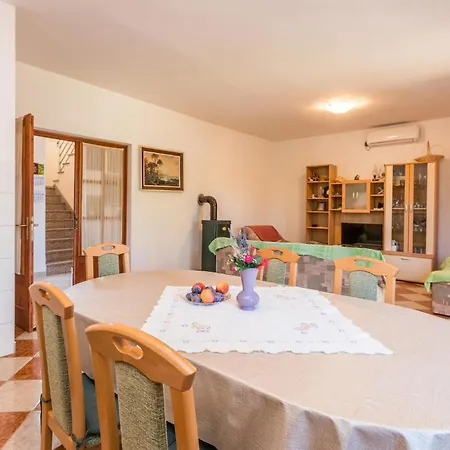 4 Bedroom Amazing In Hébergement de vacances *