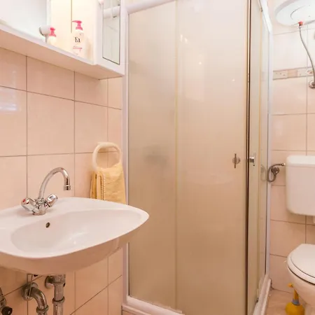 4 Bedroom Amazing In Hébergement de vacances Sukošan