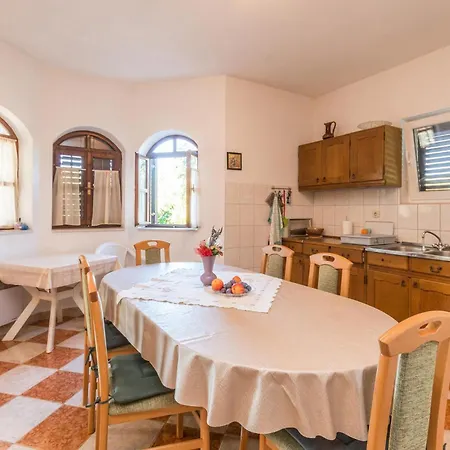 4 Bedroom Amazing In Hébergement de vacances Sukošan